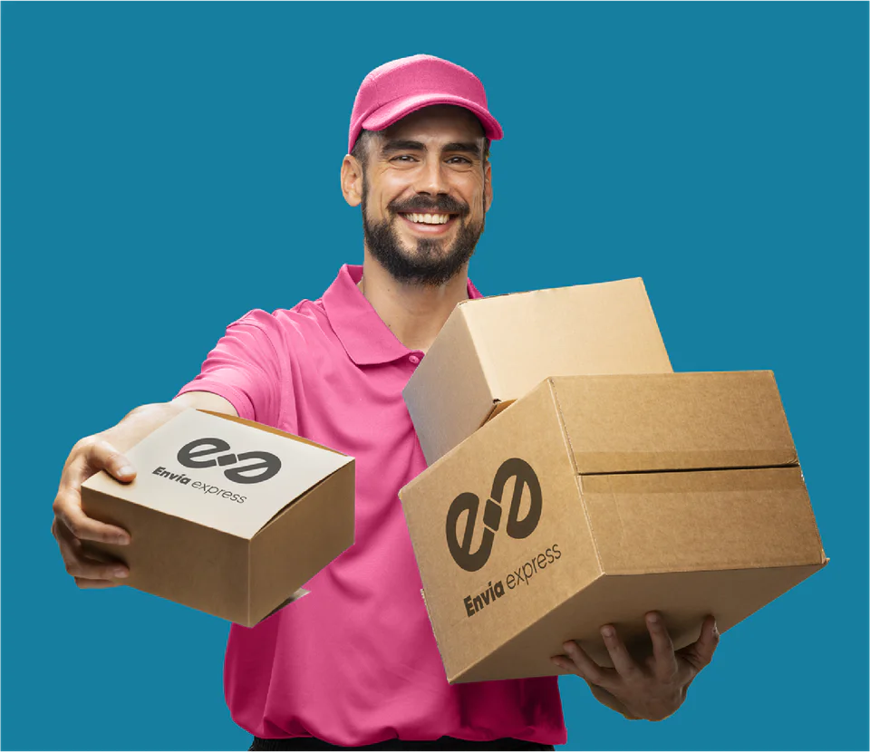 Repartidor de Envía Express entregando cajas con la marca