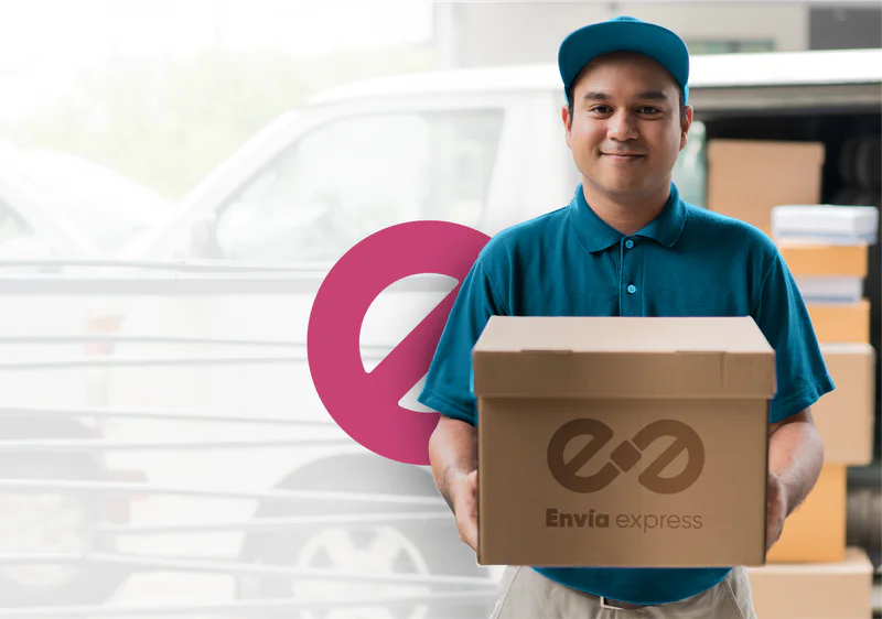 Personal de Envía Express cargando una caja